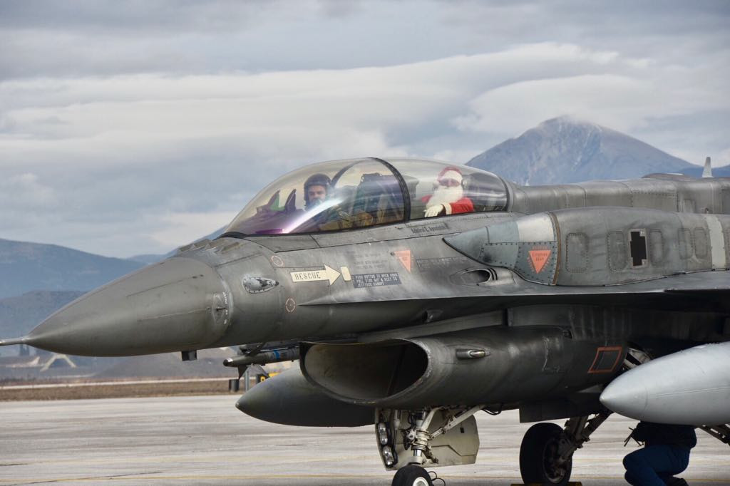 Λάρισα: Ο Άγιος Βασίλης που έφτασε με μαχητικό F-16 – Τα δώρα στα παιδιά που τον περίμεναν (εικόνες)